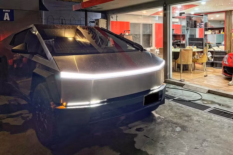 Ngoài thiết kế ngoại thất vuông thành sắc cạnh như xe đến từ tương lai, Tesla Cybertruck còn được trang bị thùng sau dài 1.828 mm và rộng 1.219 mm. Thùng sau của xe không cần đến lót thùng như xe bán tải thông thường. Thùng xe còn được tích hợp ngăn chứa đồ có khóa với có thể tích 1.897 lít.