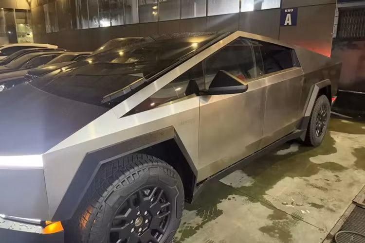 Chưa hết, Tesla Cybertruck 2024 còn được trang bị kính cường lực có khả năng ngăn vỡ tốt hơn. Hãng Tesla khẳng định kính sẽ không vỡ ngay cả khi va chạm với một quả bóng chày ở vận tốc 112 km/h. Tân binh nhà Tesla được trang bị lốp chạy mọi địa hình với kích thước 35 inch (khoảng 890 mm).