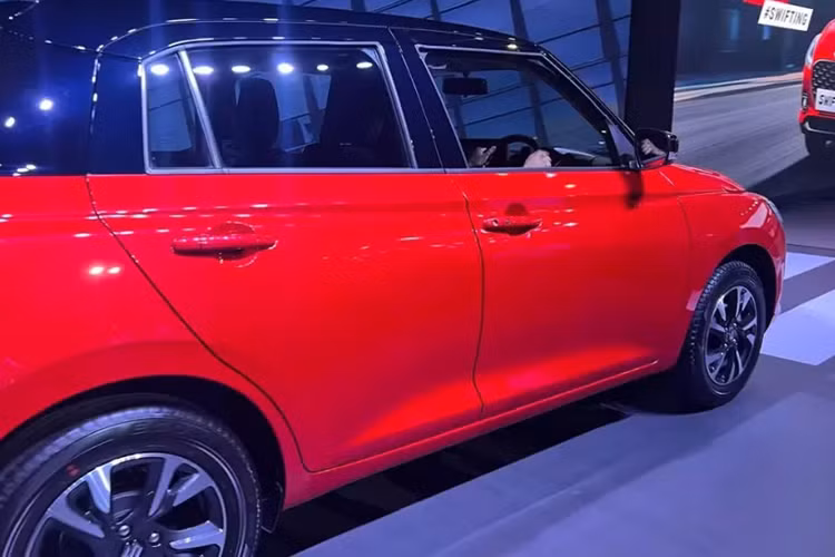 Ngoài ra, Suzuki Swift 2024 mới còn được điều chỉnh nhẹ về mặt kích thước. Xe sở hữu kích thước dài x rộng x cao lần lượt 3.860 x 1.695 x 1.500 mm và chiều dài cơ sở 2.450 mm. So với thế hệ cũ, xe chỉ dài hơn 15 mm, hẹp hơn 40 mm và cao hơn 30 mm trong khi chiều dài cơ sở giữ nguyên.