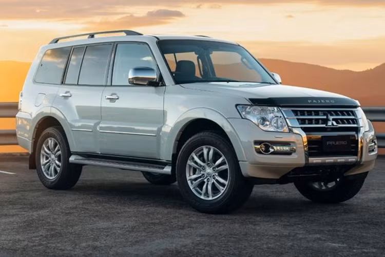 Ra mắt lần đầu vào năm 1981, Pajero là một trong những dòng xe mang tính biểu tượng của thương hiệu Mitsubishi. Tuy nhiên, khó khăn tài chính của công ty và doanh số không đạt kỳ vọng đã khiến dòng tên này bị khai tử vào năm 2021. Hiện đội hình Pajero chỉ còn “đàn em” cỡ nhỏ hơn là mẫu xe SUV Mitsubishi Pajero Sport.