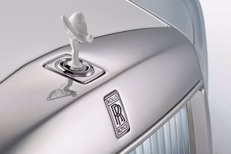 Biểu tượng Góa phụ bay trên đầu xe của Phantom Scintilla được làm từ gốm, nhằm tôn vinh “Chiến thắng có cánh của Samothrace”, một tác phẩm điêu khắc bằng đá cẩm thạch của Hy Lạp được chế tác vào năm 190 trước Công nguyên đã truyền cảm hứng cho Giám đốc điều hành Rolls-Royce Claude Johnson tạo ra Spirit of Ecstasy vào năm 190 TCN.