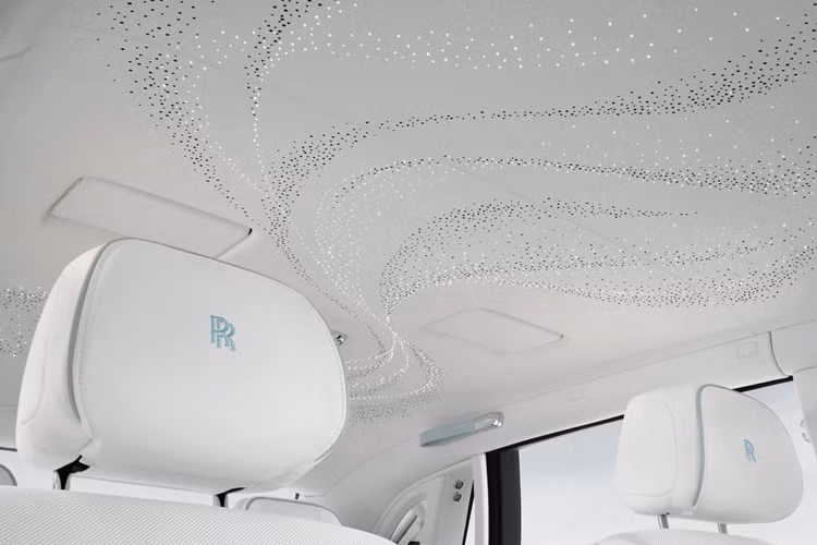 Mẫu xe sở hữu phần nóc xe nổi bật với đèn chiếu sáng trần sao và được chế tạo theo kiểu đặt riêng để tăng thêm cảm giác khác biệt cho người ngồi trong xe. Xe còn được trang bị khoảng 36 phần hoa văn thêu trên cửa và ghế với tổng số 633.000 mũi khâu, tính tổng chỉ riêng nội thất đã mất 40 giờ để sản xuất.