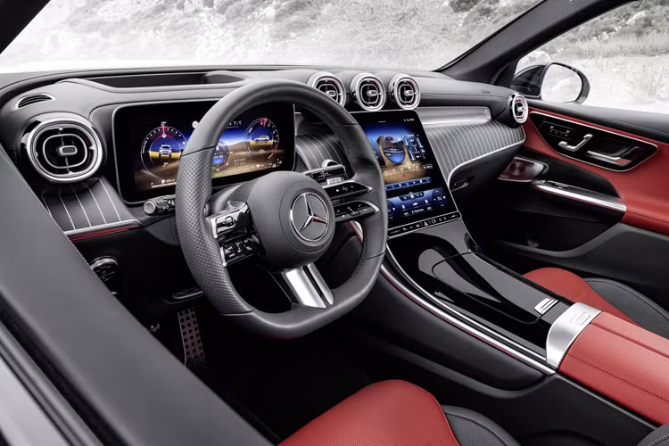 Hệ thống giải trí trên cả 2 dòng xe cũng được tinh chỉnh nhìn gọn gàng hơn. Mercedes cho biết hệ thống này có các "ô chức năng" như trên điện thoại thông minh, mang đến trải nghiệm sử dụng dễ dàng và trực quan.