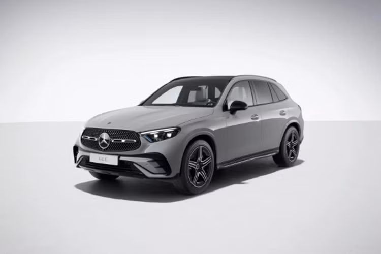 Cụ thể, dòng Mercedes-Benz GLC 2025 mới được bổ sung màu sơn ngoại thất mới mang tên Verde Silver Metallic, cùng tùy chọn màu Manufaktur Alpine Grey Uni cho cả hai dòng xe C-Class và GLC.