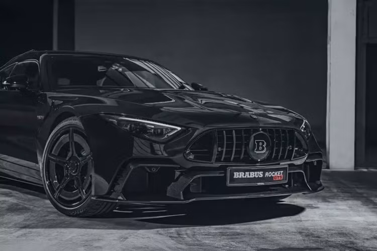 Vào bên trong, thân xe Shooting Brake cao hơn và việc loại bỏ cơ chế ngả mui xe giúp tăng thêm không gian cho hành lý ở khoang chứa đồ phía sau bố trí ghế ngồi 2+2, khiến đây trở thành chiếc SL thiết thực nhất mà tiền có thể mua được.