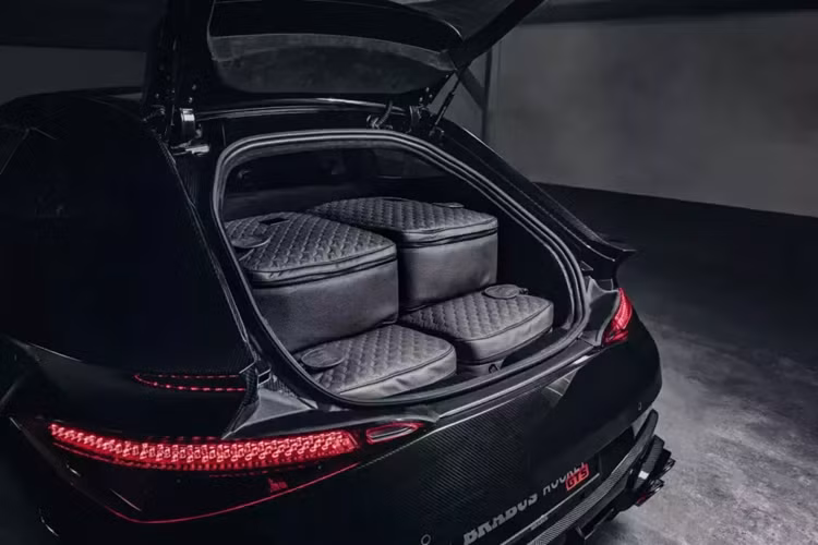Brabus ban đầu đưa mô-men xoắn lên 1.820 Nm, nhưng đã giảm xuống bằng điện tử để bảo vệ hộp số tự động 9 cấp khỏi việc nghỉ hưu sớm. Những con số giống siêu xe này thể hiện mức tăng 181 mã lực và 573 Nm so với Mercedes-AMG SL63 SE Performance tiêu chuẩn, bản thân nó cũng không hề chậm chạp.