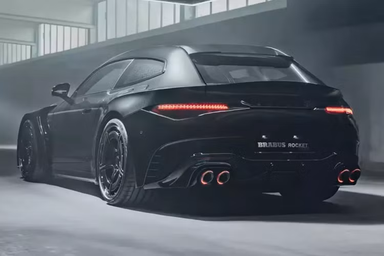 Nội thất được xử lý theo phong cách Brabus Masterpiece với da mềm và bọc Alcantara phủ toàn bộ cabin. Ví dụ cụ thể này kết hợp tông màu xám đá phiến và đen tuyền với đường khâu màu xám nhạt, tiếp tục chủ đề tối của ngoại thất carbon lộ ra. Người độ cũng bổ sung thêm một loạt các chi tiết chèn carbon, biểu tượng Brabus và điểm nhấn Shadow Gray.