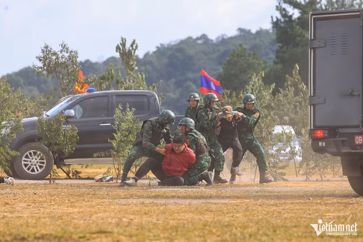 Diễn tập còn có hoạt động kiểm tra, kiểm soát, đánh bắt nhóm tội phạm ma túy tại Trạm Biên phòng cửa khẩu Lóng Sập; truy đuổi, ngăn chặn, đánh bắt nhóm đối tượng chạy về hướng nội địa và giải cứu con tin.