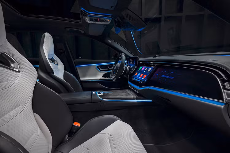 Khi kích hoạt chương trình Electric, xe có thể chạy hoàn toàn bằng điện được khoảng 90-101 km theo tiêu chuẩn WLTP. Nếu dùng Battery Hold, cả động cơ đốt trong và mô-tơ điện đều sẽ được vận dụng nhưng không làm hao năng lượng đã lưu trong pin, qua đó cho phép người lái tiết kiệm pin để dùng cho những trường hợp cần thiết hơn.