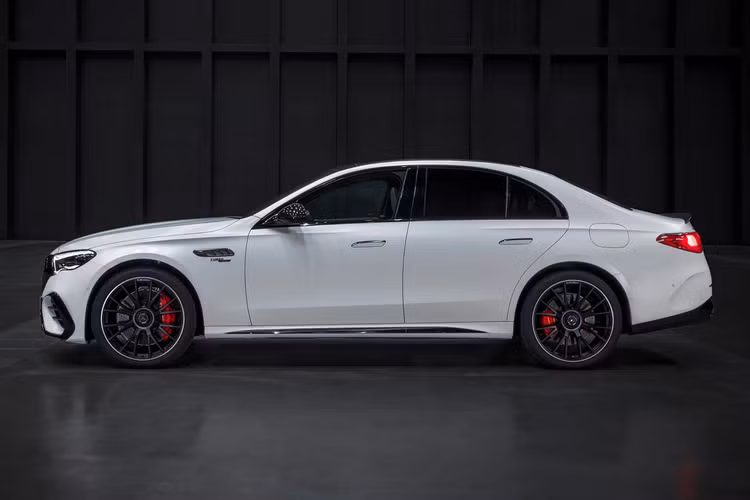 Với chức năng kiểm soát khởi động Race Start (một phần của Gói AMG Dynamic Plus), tổng công suất được tăng lên 603 mã lực và khả năng tăng tốc từ 0-100 km/h chỉ mất 3,8 giây, nhanh hơn 0,7 giây so với mẫu E53 trước đây và chỉ chậm hơn 0,6 giây so với mẫu E63 S trang bị động cơ V8.