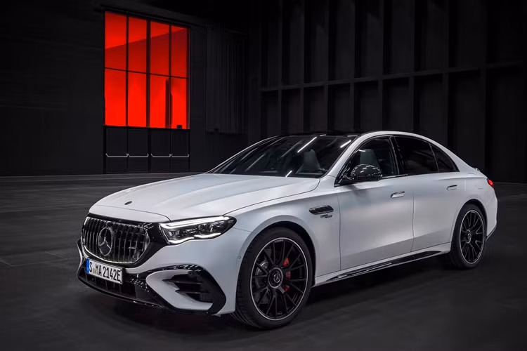 Ngoại hình E53 2024 khác E-Class 2024 tiêu chuẩn ở lưới tản nhiệt AMG đặc trưng có lắp đèn phát sáng và các hốc gió lớn hơn ở trên cản trước.
