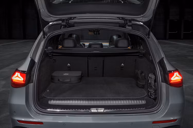 Trục trước có chiều rộng rãnh trội hơn so với E-Class tiêu chuẩn, trong khi trục sau được hưởng lợi từ cơ chế đàn hồi cứng hơn cho các giá đỡ cao su.