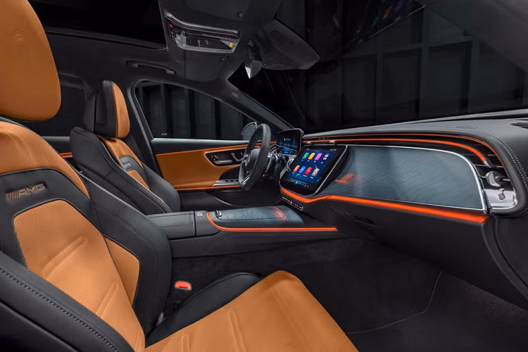 Các kỹ sư Mercedes-AMG thậm chí còn làm khung vỏ thân xe thêm phần vững chắc bằng cách lắp một thanh giằng mới giữa các giá đỡ thanh chống của hệ thống treo trước để tăng tính năng động theo phương ngang.