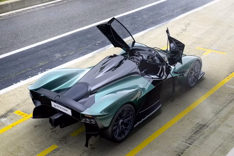 Sự khác biệt lớn nhất của Valkyrie Spider so với bản coupe là phần nóc được làm từ sợi carbon có thể tháo rời bằng tay để biến nó thành một chiếc xe mui trần. Ngoài ra, thiết kế cửa mở gullwing trên phiên bản coupe cũng được thay thế bởi cửa cánh bướm trên bản mui trần.