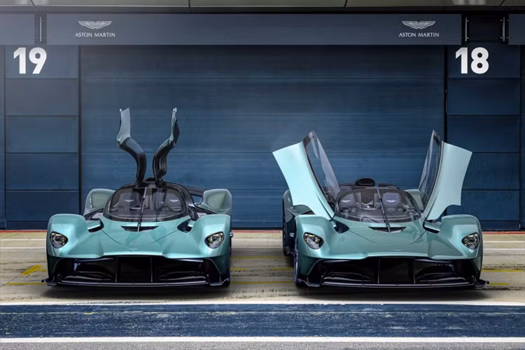Trong đó, 150 chiếc thuộc phiên bản coupe, 85 chiếc mui trần và 25 chiếc Valkyrie AMR Pro. Chiếc Aston Martin Valkyrie Spider đầu tiên được bàn giao sở hữu màu sơn ngoại thất British Racing Green tinh tế.