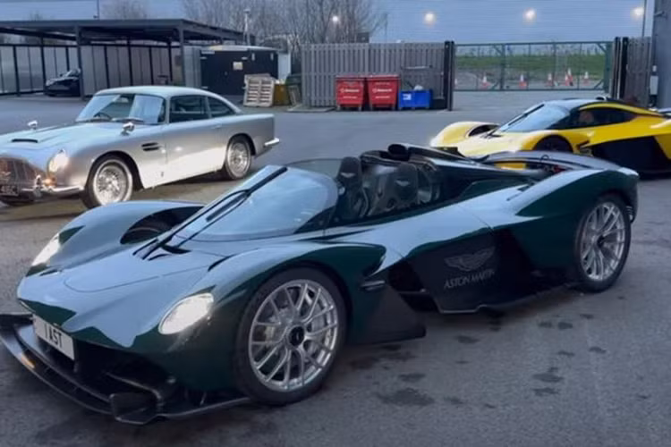 Ra mắt vào tháng 8/2021, Aston Martin Valkyrie Spider mui trần là xe thể thao nhanh nhất từng được hãng xe đến từ Anh quốc sản xuất. Mẫu siêu xe này kế thừa nhiều công nghệ có trên những mẫu xe đua F1 từ đội Red Bull Racing.