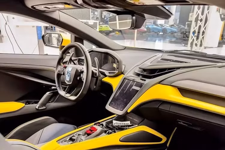 Revuelto của đại gia Jacky là siêu xe thương mại đầu tiên của Lamborghini được trang bị hệ truyền động plug-in hybrid (PHEV), trong đó, siêu bò này vẫn dùng máy xăng V12 như các bản đàn anh nhưng lại nhẹ hơn 17 kg