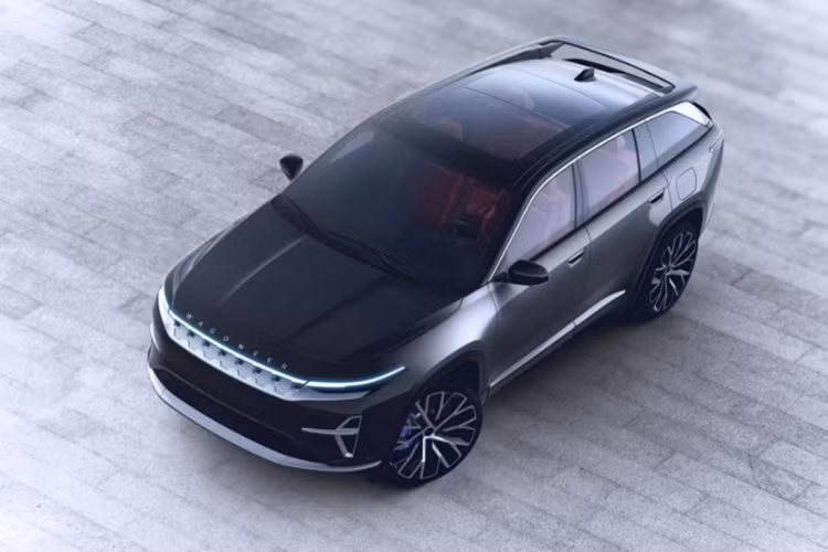 Đầu xe SUV Jeep Wagoneer S chạy điện gây ấn tượng với lưới tản nhiệt gồm 7 ô dọc đặc trưng của thương hiệu xe địa hình Mỹ. Mỗi ô đều được lắp đèn LED nhìn khá bắt mắt.