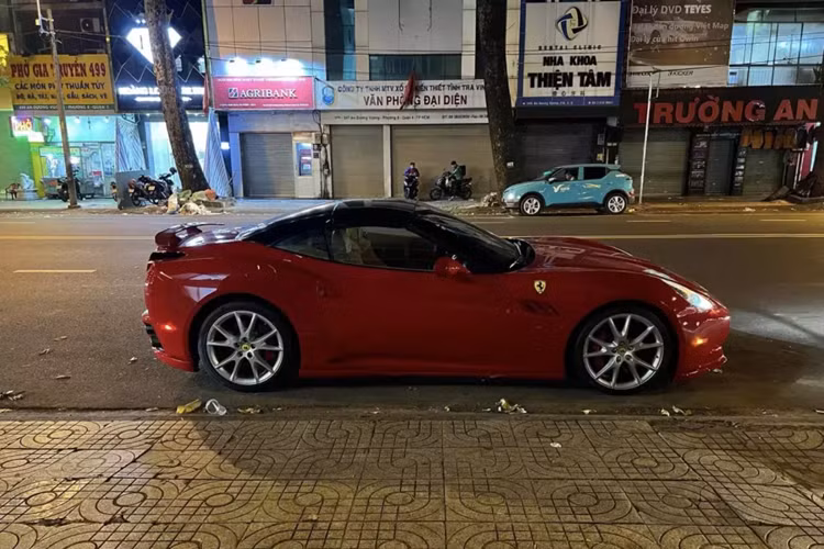Theo tìm hiểu, chủ nhân hiện tại của chiếc siêu xe mui trần Ferrari California độ Hamann này cũng là người sưu tầm, và chỉ chia sẻ lại các xe hiếm cho những người chung đam mê.