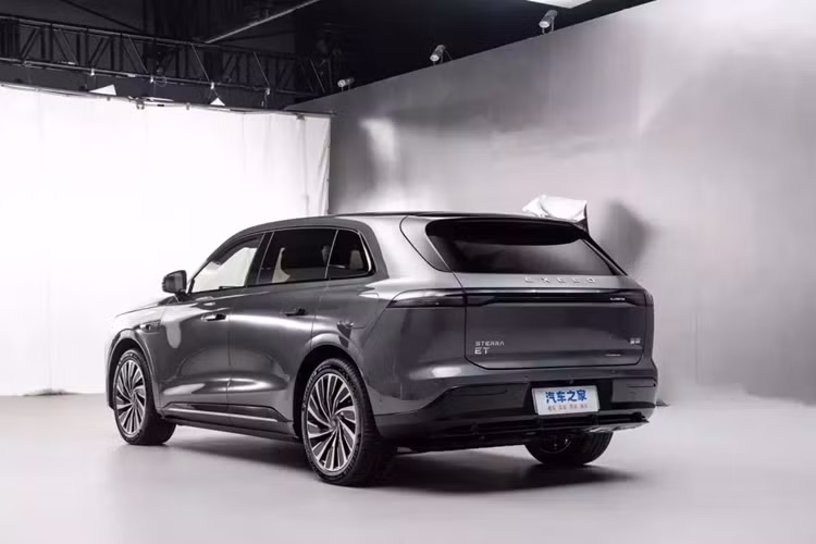 Đồng thời, nó cũng hình thành nên sự khác biệt về giá so với các đối thủ như Lideal L6 và Tesla Model Y. Về hiệu suất chi phí, Chery luôn làm tốt. Exeed Sterra ET có đầy đủ cấu hình và kiến trúc 800V, hệ thống giảm rung điện từ CDC + hệ thống treo khí, radar laser, chip điện toán cao 508TOPS, v.v. 