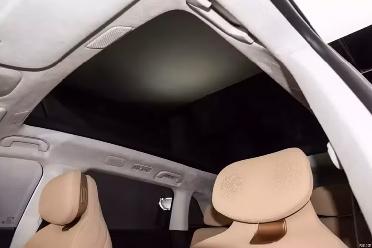 Mẫu xe dẫn động bốn bánh hai động cơ, phiên bản Pro có công suất tối đa 353kW, mô-men xoắn cực đại 663 Nm, tăng tốc 0-100km/h trong 4,7 giây và phạm vi hoạt động thuần điện CLTC là 540 km, còn bản cao cấp hơn có công suất tối đa 413kW, mô-men xoắn cực đại 691Nm, tăng tốc 0-100km/h trong 3,8 giây và có phạm vi hoạt động thuần điện CLTC là 655 km. 