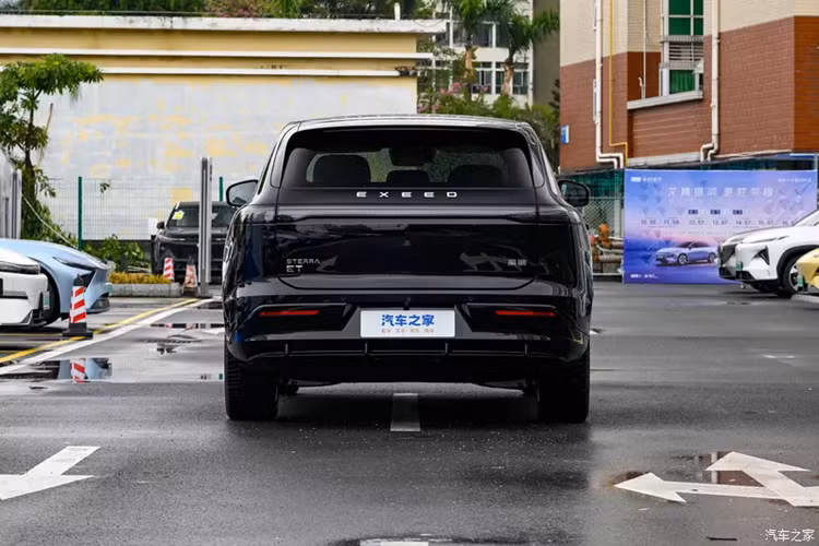 Đồng thời, các mẫu xe thuộc dòng Exeed Sterra đã thay đổi phong cách thiết kế trước đây và phù hợp hơn với phong cách của các mẫu xe quyền lực mới, mang đậm chất công nghệ. 