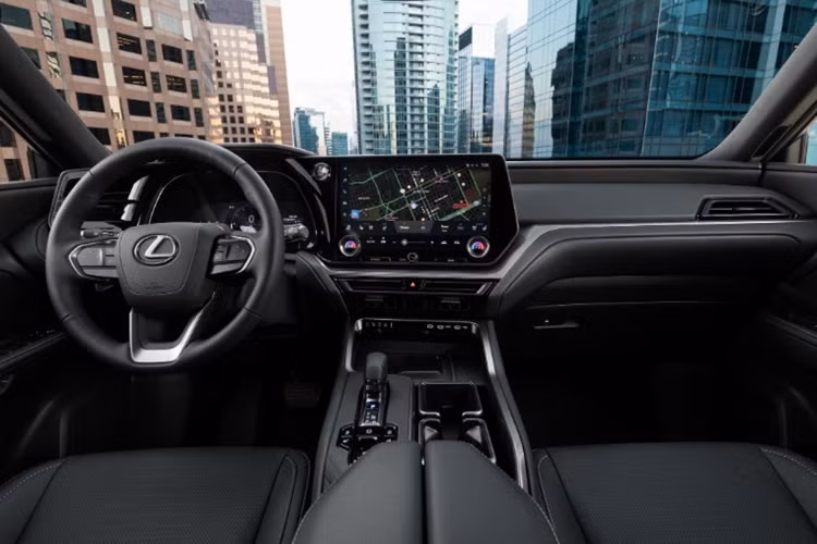 Về nội thất, bên trong khoang cabin của Lexus TX 350 AWD F Sport Handling 2025 sở hữu nhiều tiện ích hiện đại như: màn hình hiển thị đa thông tin 12,3 inch, vô lăng bọc da có tính năng sưởi, bàn đạp nhôm và hàng ghế thứ hai là hai ghế ngồi độc lập dạng thương gia.