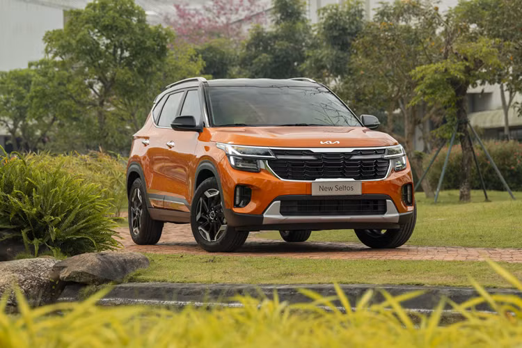 Trong khi đó, Kia Sorento lại được giảm giá 20 triệu đồng ở bản 2.5G Premium, 2.5G Signature 7S và 2.5G Signature 6S. Giá sau giảm của bản 2.5G Premium là 1,014 tỷ đồng và còn 2 phiên bản còn lại đều có giá 1,114 tỷ.