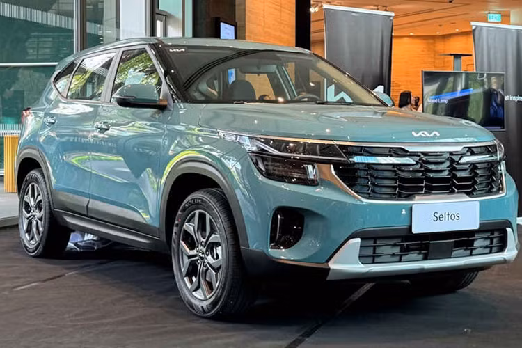 Giá sau giảm của Mazda2 Sedan dao động từ 408 - 534 triệu đồng. Trong khi đó, Mazda CX-3 hiện có giá từ 512 - 664 triệu đồng, trở thành một trong những mẫu SUV cỡ B rẻ nhất Việt Nam.