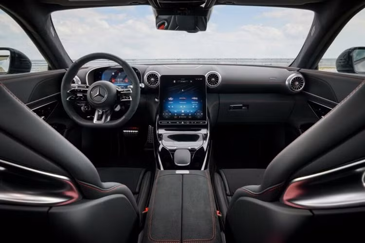 Ở bên trong, Mercedes-AMG GT 63 Pro có ghế AMG Performance và vô lăng thể thao. Xe cũng được trang bị cụm đồng hồ kỹ thuật số cỡ 12,3 inch và hệ thống thông tin giải trí 11,9 inch.