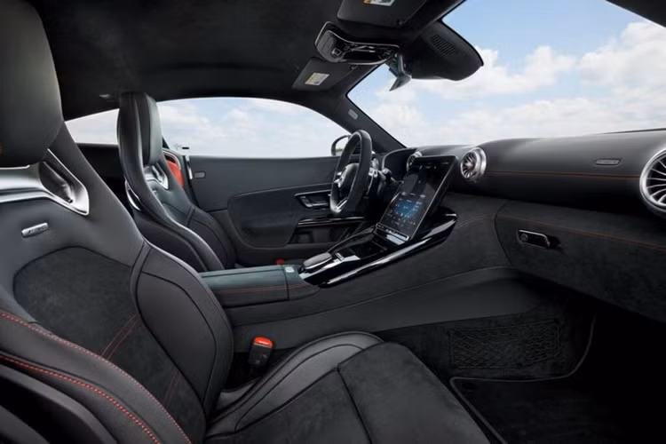 Sức mạnh của Mercedes-AMG GT 63 Pro được cung cấp bởi động cơ V8 4.0 lít tăng áp kép sản sinh công suất 603 mã lực và mô-men xoắn 849 Nm. So với GT 63 bản thường, mẫu xe mới mạnh hơn 26 mã lực và 50 Nm lực kéo. Đi kèm với đó là hộp số tự động 9 cấp và hệ dẫn động 4 bánh toàn thời gian.