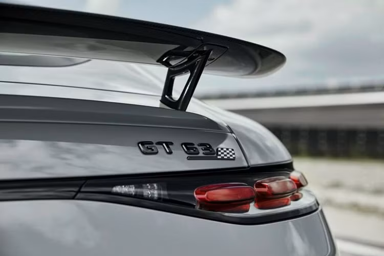 Tương tự nhiều mẫu xe thể thao khác, GT 63 Pro cũng được trang bị hệ thống kiểm soát hành trình chủ động và đánh lái trục sau chủ động.