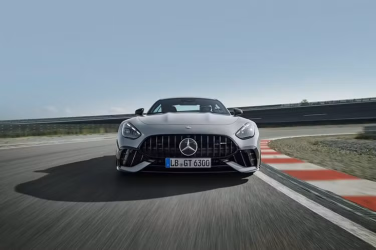 Mercedes-AMG GT 63 Pro sở hữu bộ mâm kích thước 21 inch đi kèm lốp Michelin Pilot Sport 5 hoặc Michelin Pilot Sport Cup 2 R. Đặc biệt hơn, xe được trang bị bộ phanh gốm có kích thước lớn nhất từ trước đến nay của AMG, lên tới 16,5 inch cùng với kẹp phanh 6 piston.