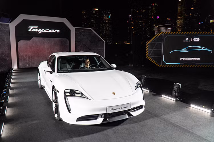 Trong khi đó, Porsche Taycan 4S 2025 sở hữu công suất tối đa 544 mã lực hoặc 598 mã lực với gói Performance Battery Plus tùy chọn. Con số tương ứng của bản Turbo là 844 mã lực và Turbo S là 932 mã lực. Nhờ đó, bản Turbo S có thể tăng tốc từ 0-100 km/h trong thời gian chỉ 2,4 giây.
