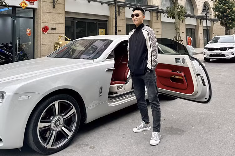 Theo Tìm hiểu, chiếc coupe hạng sang Rolls-Royce Wraith của Huấn Hoa Hồng mới chỉ được sử đuọc khoảng hơn 1 năm. Chiếc Rolls-Royce Wraith này được dân chơi Huấn Hoa Hồng “tậu” vào khoảng hồi tháng 2/2023, xe thuộc đời 2014, đăng ký lần đầu vào năm 2018.