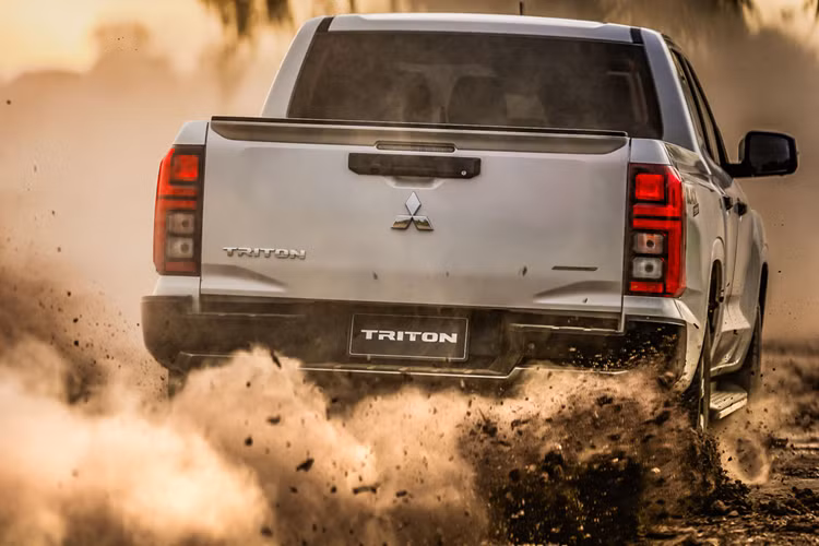 Mức giá xe Mitsubishi Triton Black Edition 2024 tại Thái Lan bán ra từ 1,027 triệu baht (tương đương 717 triệu đồng) và tuyên bố sẽ sản xuất với số lượng giới hạn nhằm đảm bảo tính chất độc đáo, nhưng không tiết lộ rõ cụ thể là bao nhiêu xe.