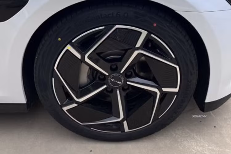 Thứ hai là hệ truyền động hybrid là sự kết hợp giữa động cơ 1.5L tăng áp với mô-tơ điện kết hợp hộp số CVT.