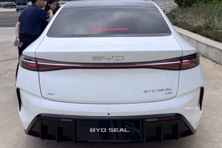 Xe cũng được trang bị công nghệ sạc nhanh, cho phép sạc với công suất tối đa 150 kW. Điều này giúp rút ngắn thời gian sạc, tiết kiệm thời gian và mang lại sự thuận tiện cho người dùng.