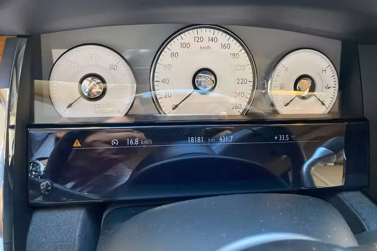 Mức giá xe Rolls-Royce Ghost II mà showroom này đưa ra được hé lộ chỉ từ 1x tỷ đồng, chiếc xe đang được chào bán thuộc thế hệ đầu tiên, nhưng là bản Series II, vì thế chiếc xe này có đèn pha LED góc cạnh hơn bản tiêu chuẩn.