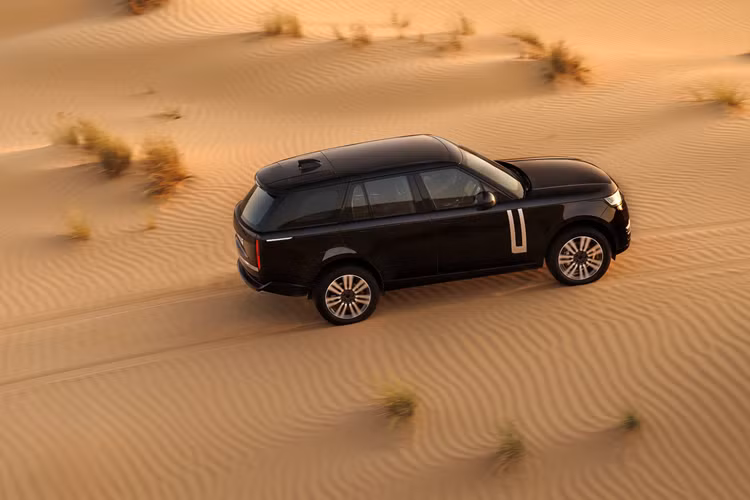 Trong môi trường thử nghiệm mà tất cả các mẫu Range Rover đều phải trải qua, không có nơi nào khắc nghiệt hơn cho hệ thống điều hòa khí hậu. Từ những cuộc leo đồi sa mạc năng động đến các hành trình dạo quanh thành phố dưới ánh nắng, mọi tình huống đều được kiểm tra để đạt được sự thoải mái tối đa cho hành khách và khả năng vận hành vượt trội của xe.
