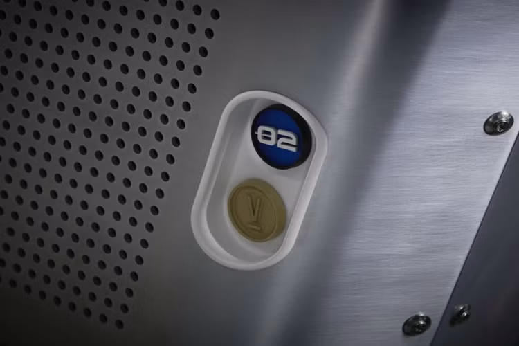 Xe máy điện BMW CE 02 x Vagabund được trang bị bộ bánh xe màu trắng và yên xe màu nâu mang lại độ tương phản, đồng thời tạo nét hoài cổ cho chiếc xe độ đáo.