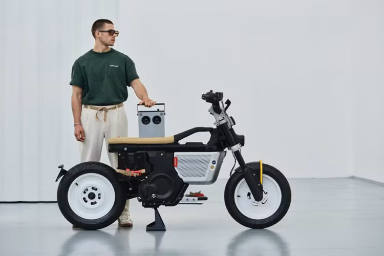 Các điểm nổi bật khác bao gồm phần động cơ có thiết kế như một chiếc loa và trang bị đài phát thanh OB-4 có thể tháo rời của Teenage Engineering. Trên thực tế, đây là một chiếc loa Bluetooth có giá từ 549 Đô trở lên với đài FM tích hợp.