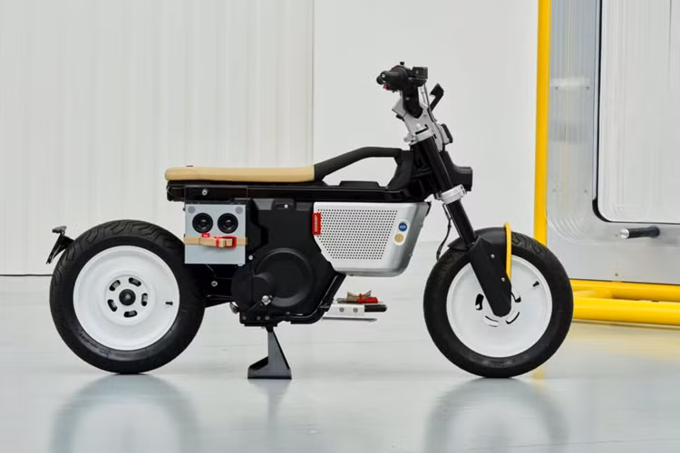 BMW Motorrad đang bắt kịp xu hướng kết hợp với các thương hiệu độc đáo để tạo ra những sản phẩm khác biệt. Từ đây, thương hiệu đã cho ra mắt bản kết hợp BMW CE 02 x Vagabund 2025 mới. Đây chính là một chiếc xe motor điện đầy phong cách với nhiều chi tiết lấy cảm hứng từ phong cách cổ điển.