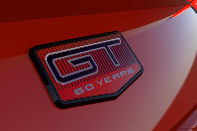 Thương hiệu cũng đồng thờ đưa ra những tùy chọn về màu sắc cho xe bao gồm màu đỏ Race Red hoặc màu xanh Vapor Blue hoặc lựa chọn màu sắc hoài cổ của những năm 1960 với màu trắng Wimbledon.