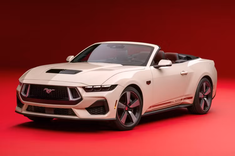 Những điểm nổi trên mẫu Ford Mustang 60th Anniversary Package đặc biệt này được lắp đặt bộ mâm xe 20 inch mới được hoàn thiện với màu Xám Dark Gravity được phay cắt cùng logo Mustang màu Đỏ Vermillion.