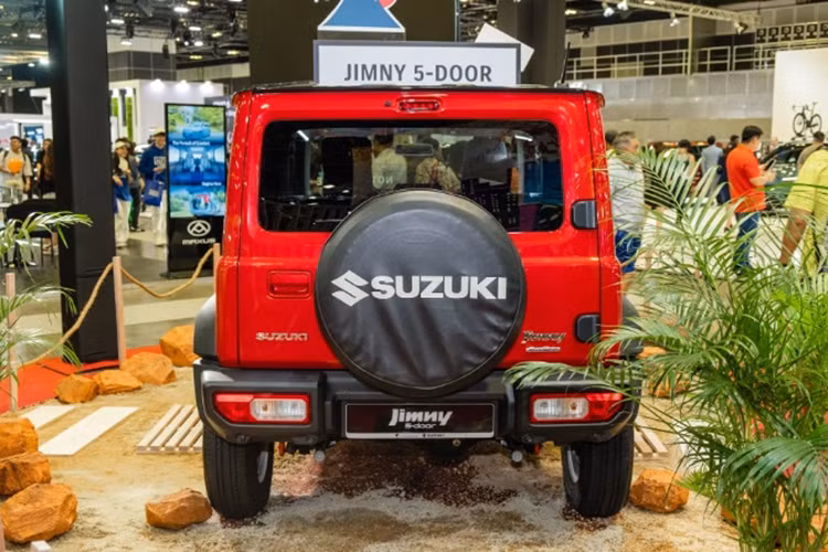 Ở hàng ghế sau, Jimny bản 5 cửa có thiết kế rộng hơn đáng kể bản 3 cửa nhưng vẫn chỉ cung cấp 2 chỗ ngồi. Các tiện ích cơ bản như cửa gió điều hòa hay bệ tỳ tay đều không có.