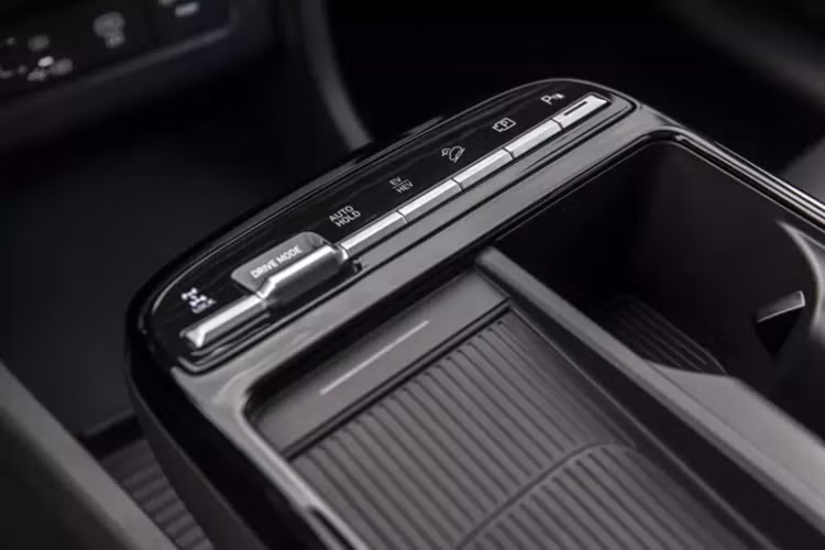 Cả phiên bản HEV và PHEV của Hyundai Tucson 2025 đều được trang bị hệ dẫn động 4 bánh toàn thời gian HTRAC tiêu chuẩn. Xe có 4 chế độ lái, bao gồm Normal, Sport, Snow và My Drive.