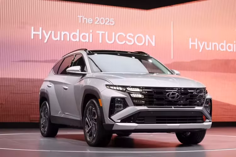 Ở phiên bản mới, Hyundai Tucson trông sắc sảo hơn với lưới tản nhiệt và dải đèn LED định vị ban ngày cải tiến. Bên cạnh đó là cản trước và cản sau mới với thiết kế thể thao hơn. Thay đổi còn lại của mẫu SUV cỡ C này là vành la-zăng.