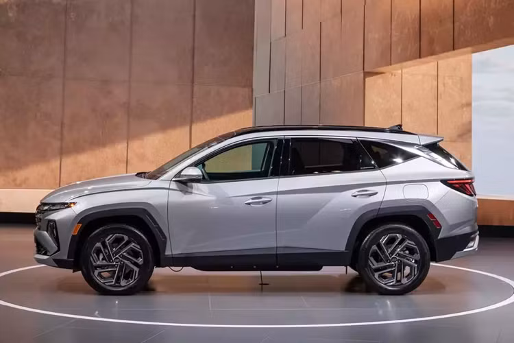 So với ngoại thất, nội thất của Hyundai Tucson 2025 có những thay đổi đáng chú ý hơn. Trong đó, nổi bật nhất là màn hình cong mới đặt nổi trên mặt táp-lô. Đây là sự kết hợp giữa bảng đồng hồ kỹ thuật số và màn hình cảm ứng trung tâm cùng có kích thước 12,3 inch.
