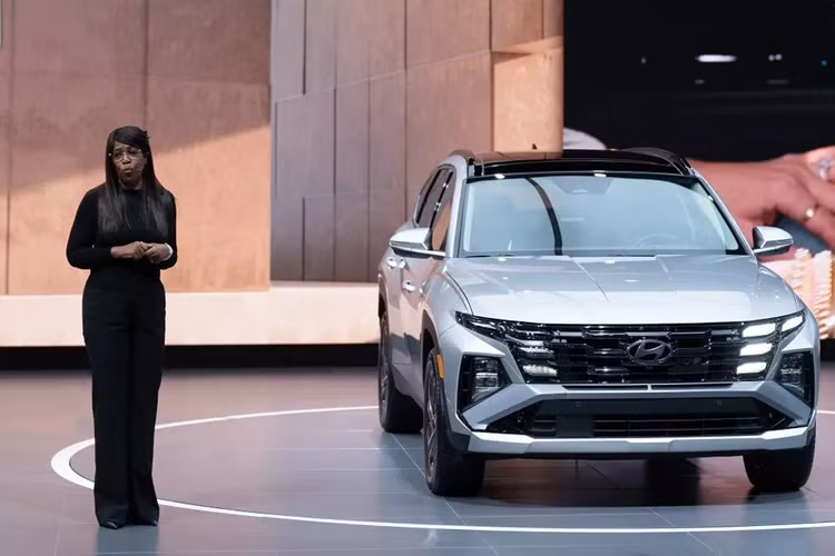 So với xe ở Hàn Quốc, mẫu xe SUV Hyundai Tucson 2025 dành cho thị trường Mỹ sở hữu thiết kế ngoại thất về cơ bản là giống hệt. Là phiên bản nâng cấp giữa vòng đời nên mẫu SUV cỡ C này chỉ được thay đổi nhẹ ở một số chi tiết ngoại thất nhằm giữ sự mới mẻ và duy trì khả năng cạnh tranh.